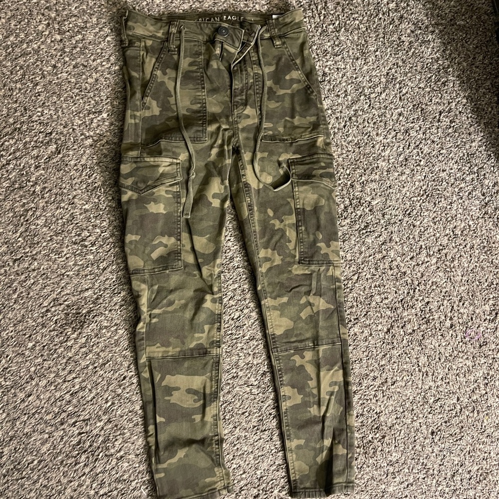 Camo American eagle high rise skinny jeans cargo style.